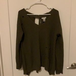 Jamison, trendy sweater-like top in army green. All holes -designed. Oversized.